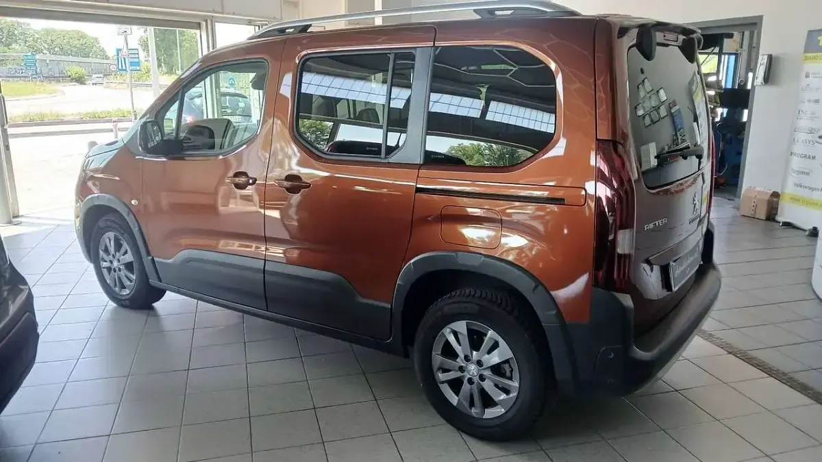 Usata Peugeot Rifter Allure 131 CV (96 kW) 2022 Marrone Monovolume