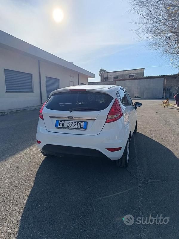 Usata Ford Fiesta Titanium 82 CV (60 kW) 2011 Bianco Utilitaria