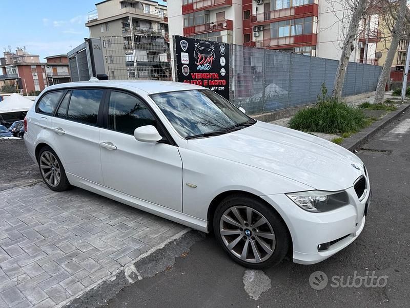 Begagnad BMW 318 143 HK (105 kW) 2010 Vit Kombi
