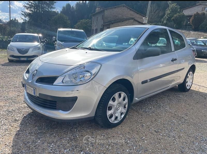Usata Renault Clio II 65 CV (47 kW) 2008 Argento Utilitaria