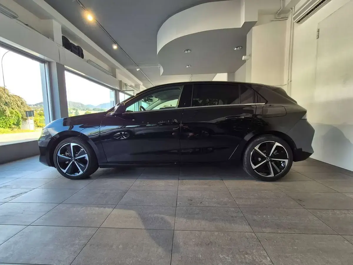 Usata Opel Astra Business Elegance 150 CV (110 kW) 2023 Nero Utilitaria