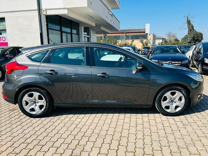 Usata Ford Focus Titanium 120 CV (88 kW) 2017 Grigio Berlina