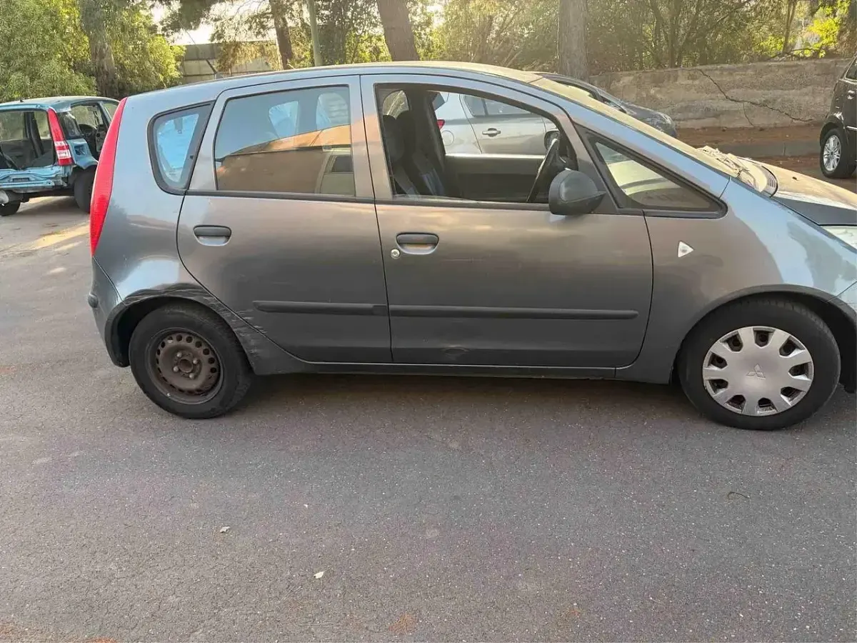 Usata Mitsubishi Colt 74 CV (54 kW) 2007 Grigio Berlina