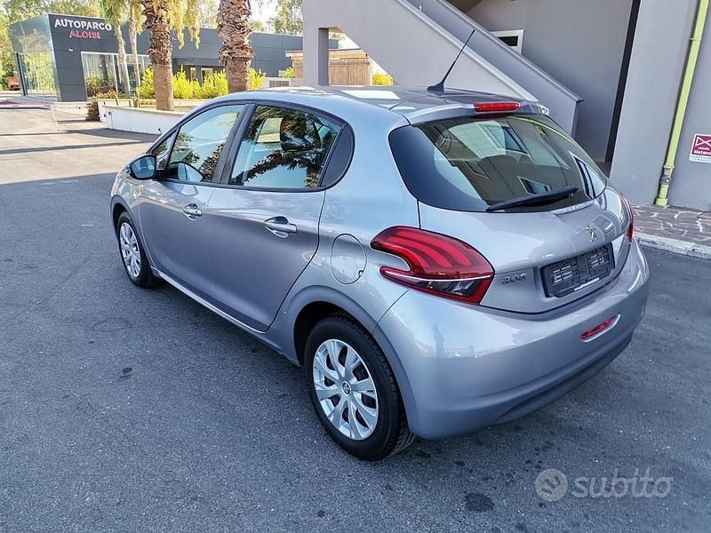 Usata Peugeot 208 Active 75 CV (55 kW) 2018 Grigio scuro metallizzato Utilitaria
