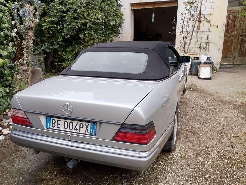Usata Mercedes E200 136 CV (100 kW) 1993 Cabrio
