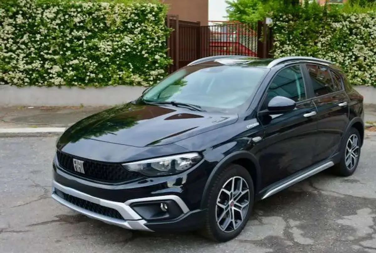 Usata Fiat Tipo Cross 131 CV (96 kW) 2022 Nero vulcano Berlina