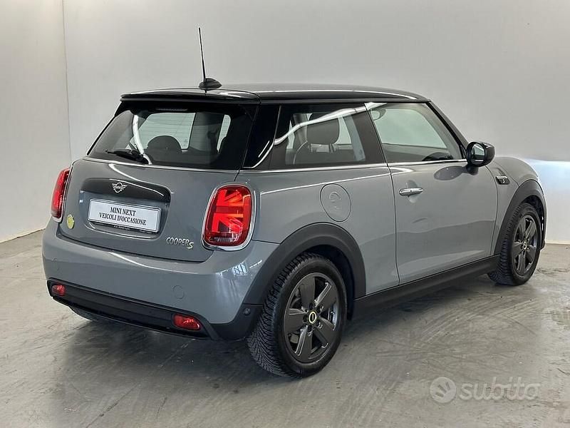 Usata Mini Cooper SE 135 kW (184 CV) 2021 Moonwalk grey metallic Utilitaria