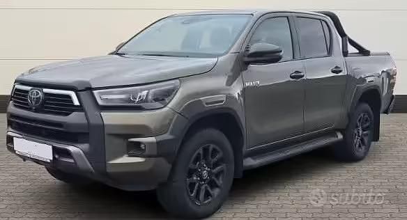 Usata Toyota HiLux 204 CV (150 kW) 2023 Marrone Pick-up