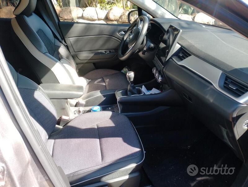 Usata Renault Captur 101 CV (74 kW) 2023 Grigio SUV