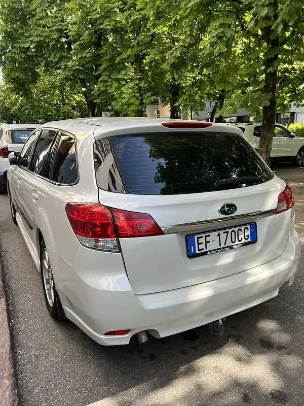 Usado Subaru Legacy 150 CV (110 kW) 2010 Blanco Familiar