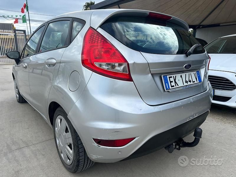 Usata Ford Fiesta 70 CV (51 kW) 2011 Grigio Utilitaria