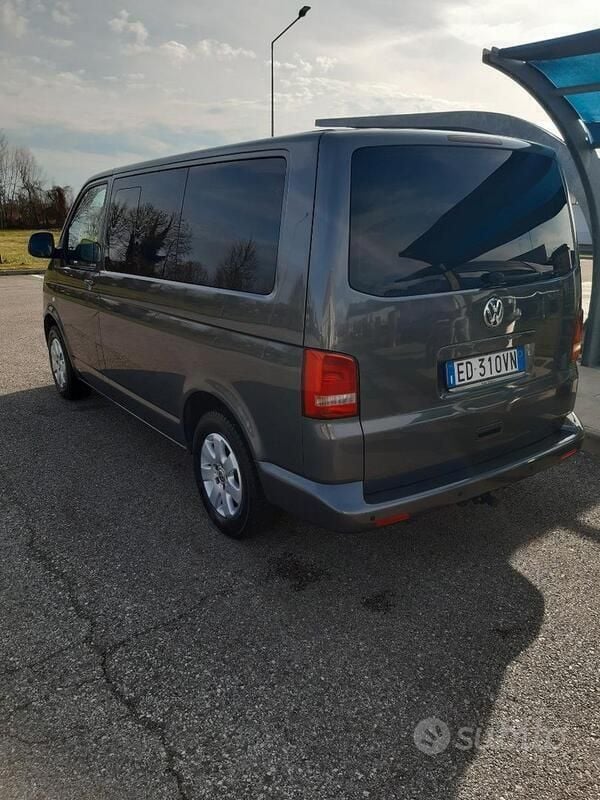 Grigio Usata 2012 VW Caravelle Monovolume | 15.000 € (Buon prezzo) - Immagine 1/4