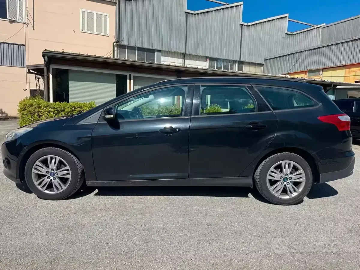 Usado Ford Focus 116 HP (85 kW) 2012 Preto Carrinha