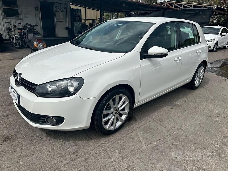 Usata VW Golf VI 105 CV (77 kW) 2010 Bianco Utilitaria