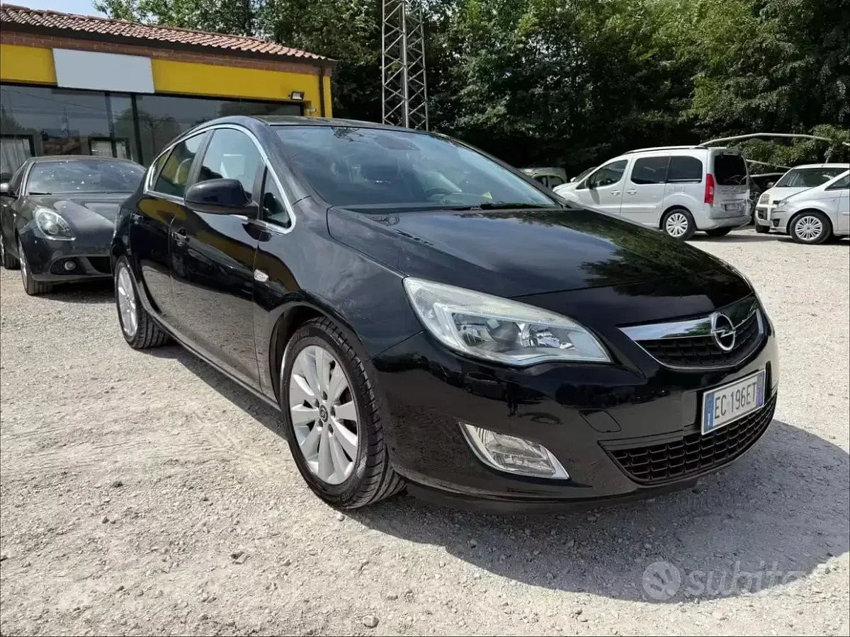 Usata Opel Astra 125 CV (91 kW) 2010 Nero Berlina