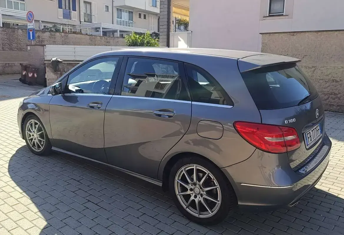 Usata Mercedes B180 109 CV (80 kW) 2014 Grigio Utilitaria