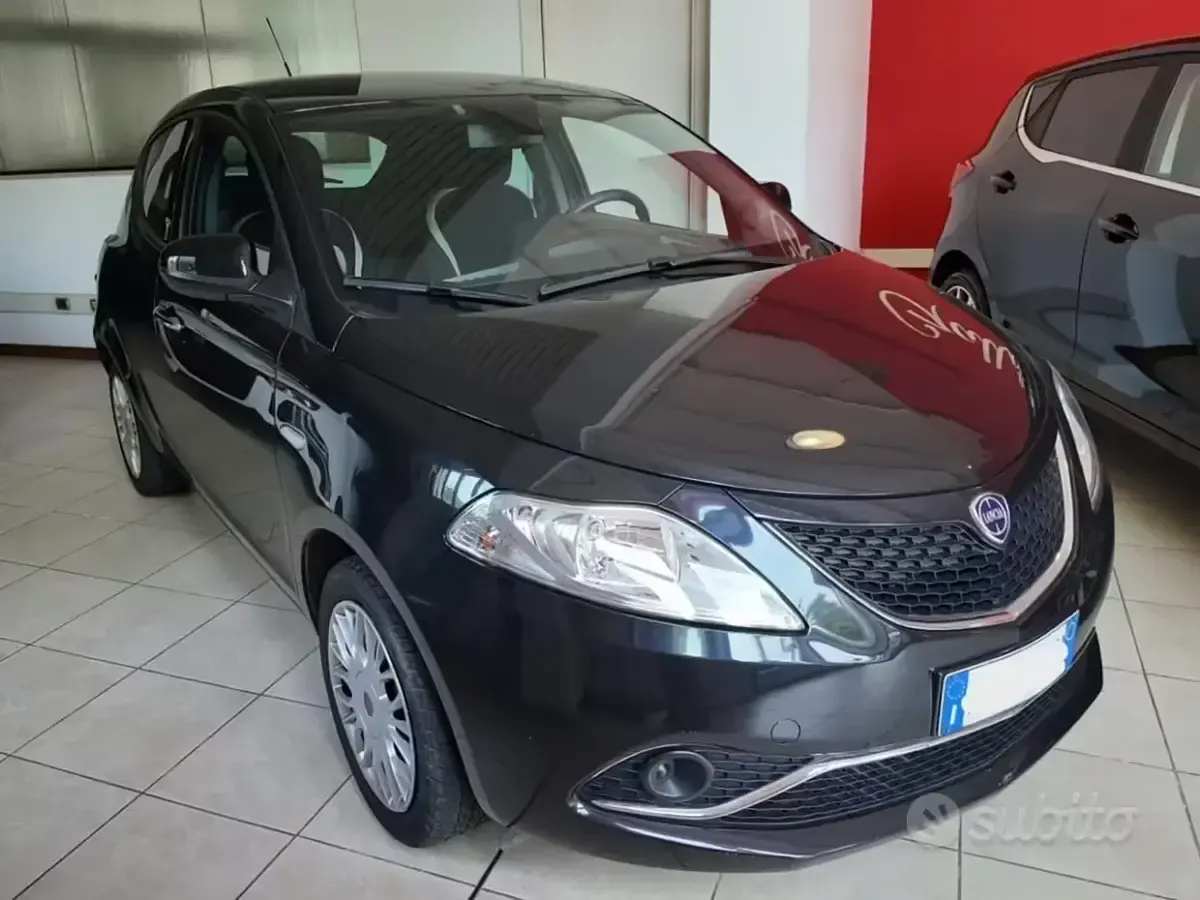 Usata Lancia Ypsilon Gold 69 CV (50 kW) 2018 Nero Utilitaria