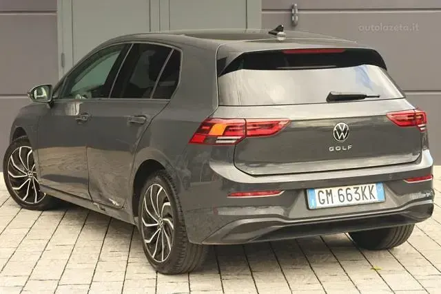 Usata VW Golf VIII Life 131 CV (96 kW) 2023 Grigio Berlina