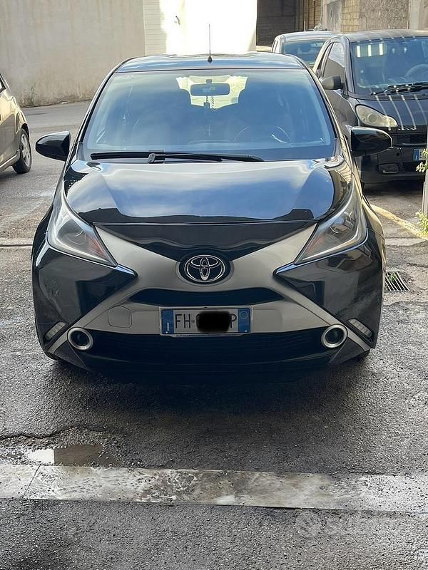 Nero Usata 2017 Toyota Aygo Due volumi | 8000 € (Buon prezzo) - Immagine 1/4