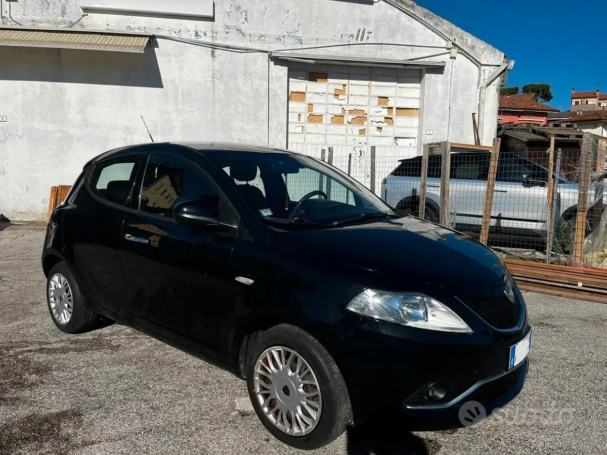 Usata Lancia Ypsilon Gold 69 CV (50 kW) 2018 Nero Utilitaria