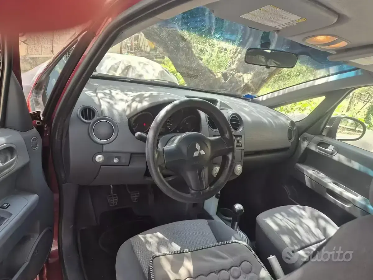 Usata Mitsubishi Colt 109 CV (80 kW) 2005 Marrone Utilitaria