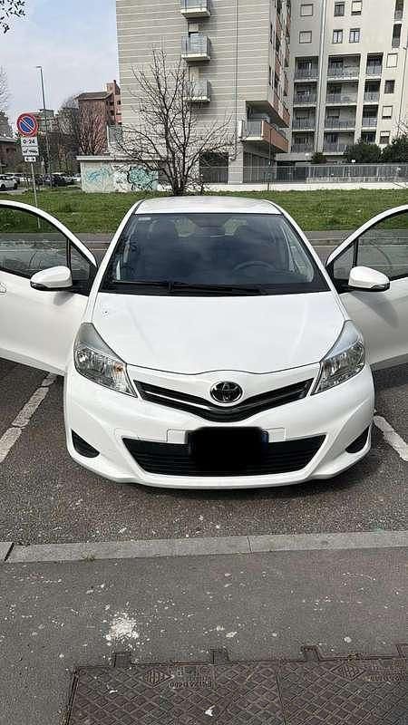Usata Toyota Yaris Sol 65 CV (47 kW) 2013 Bianco Utilitaria