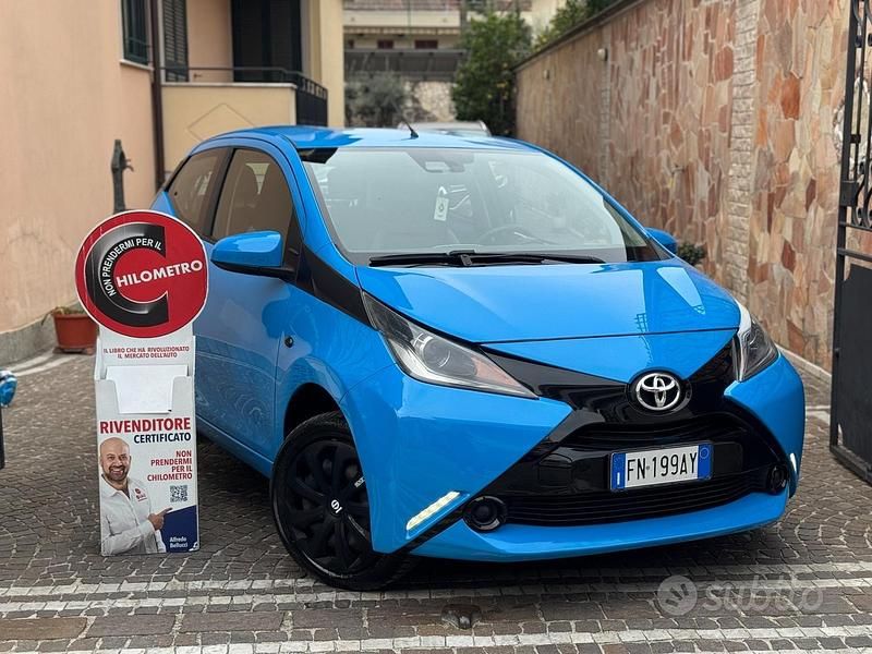 Usata Toyota Aygo Cool 72 CV (52 kW) 2018 Blu Utilitaria