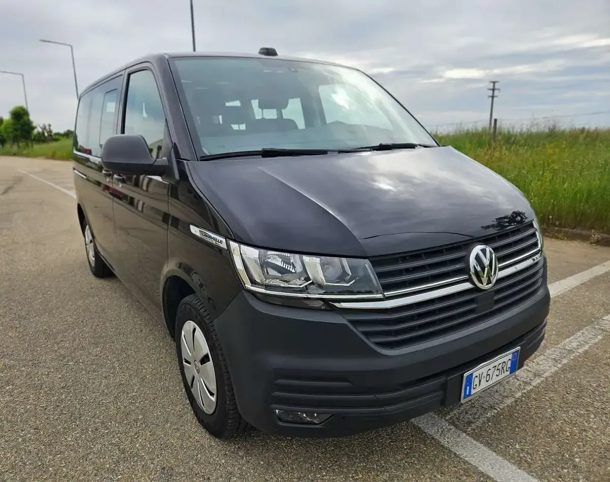 Begagnad VW Caravelle Trendline 150 HK (110 kW) 2023 Svart Van
