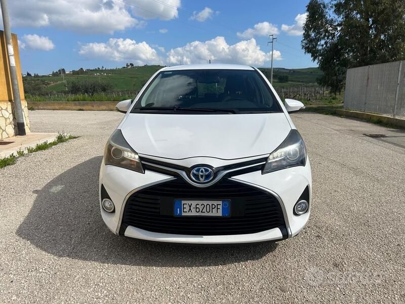 Usata Toyota Yaris Hybrid Active 101 CV (74 kW) 2014 Bianco Berlina