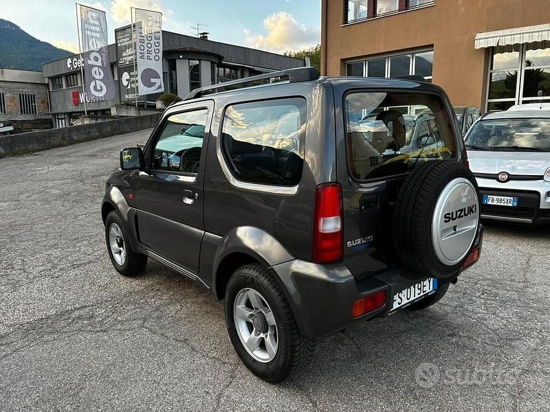Usata Suzuki Jimny 86 CV (63 kW) 2010 Grigio SUV