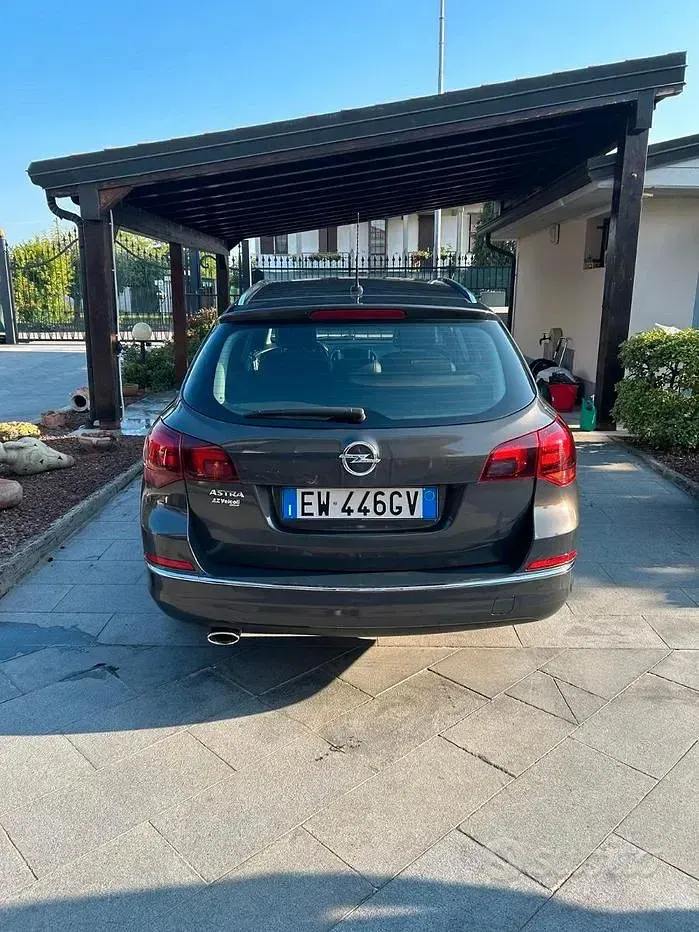 Usata Opel Astra Cosmo 140 CV (102 kW) 2014 Grigio Station wagon