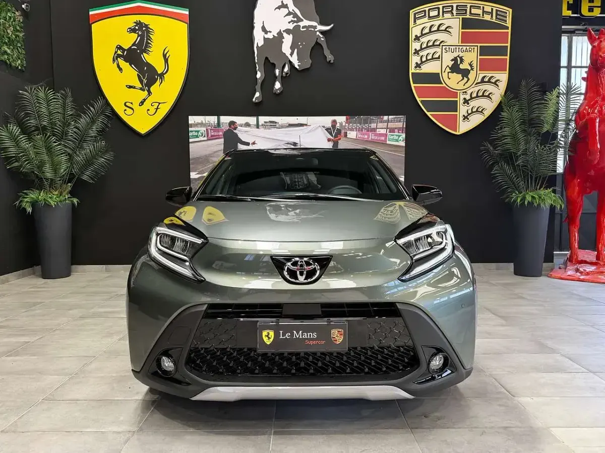 Usata Toyota Aygo X Lounge 72 CV (52 kW) 2024 Terragon and black metallic SUV