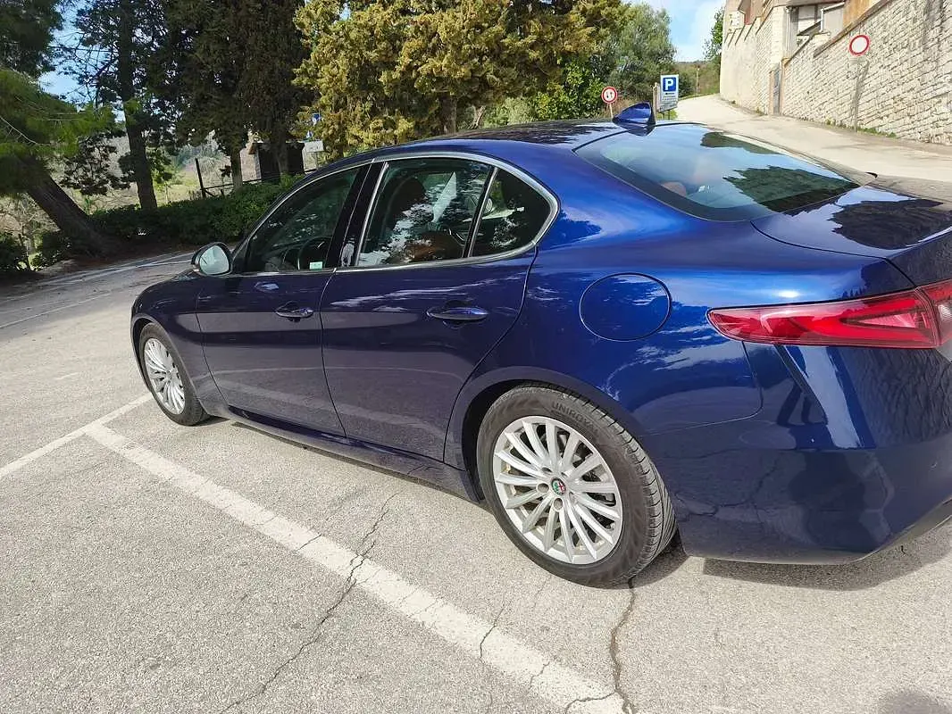 Usata Alfa Romeo Giulia Business 179 CV (131 kW) 2016 Blu/azzurro Berlina