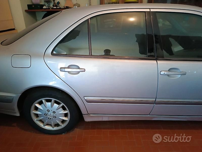 Usata Mercedes E220 2000 Grigio Berlina