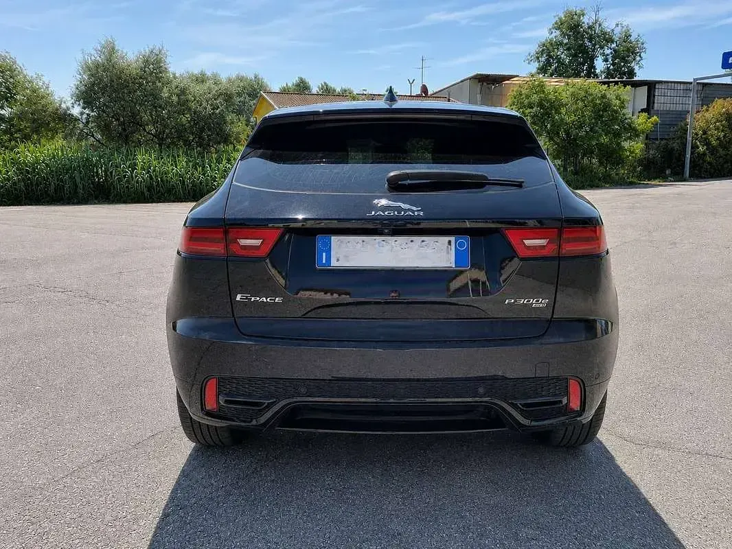 Usado Jaguar E-Pace R-Dynamic 300 CV (220 kW) 2022 Negro SUV