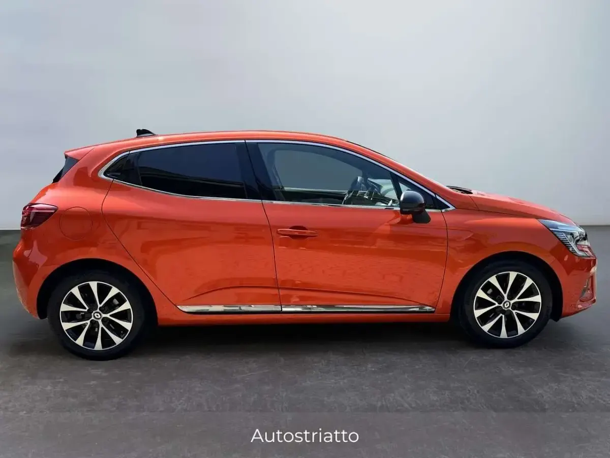 Usata Renault Clio V Techno 101 CV (74 kW) 2023 Arancione Berlina