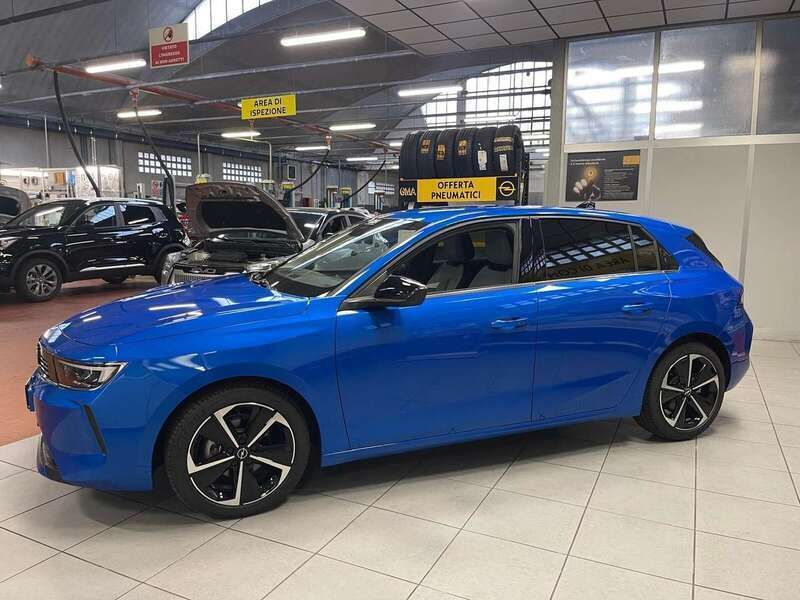 Usata Opel Astra Elegance 110 CV (80 kW) 2023 Blu/azzurro Berlina
