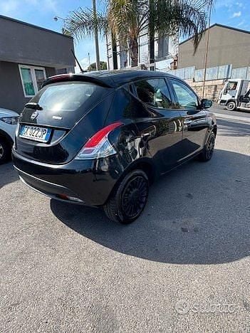 Usata Lancia Ypsilon 69 CV (50 kW) 2022 Nero Utilitaria