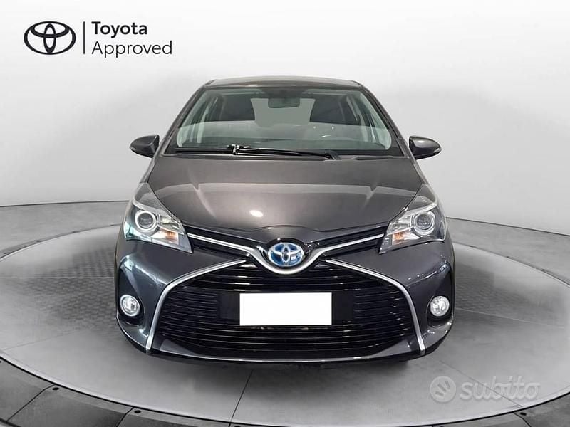 Usata Toyota Yaris Hybrid Active 101 CV (74 kW) 2016 Grigio Berlina