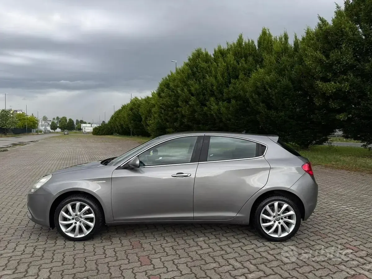 Usata Alfa Romeo Giulietta Distinctive 105 CV (77 kW) 2011 Grigio Utilitaria