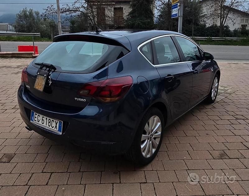 Usata Opel Astra 140 CV (102 kW) 2011 Blu Utilitaria