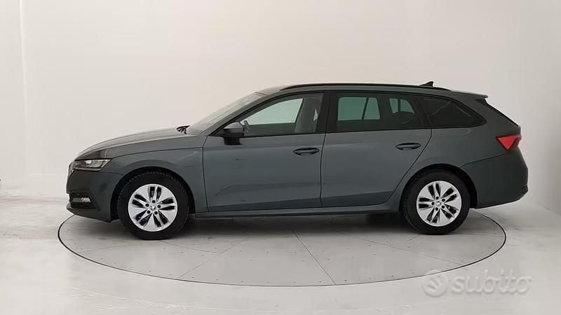 Usata Skoda Octavia Executive 116 CV (85 kW) 2022 Grigio Station wagon