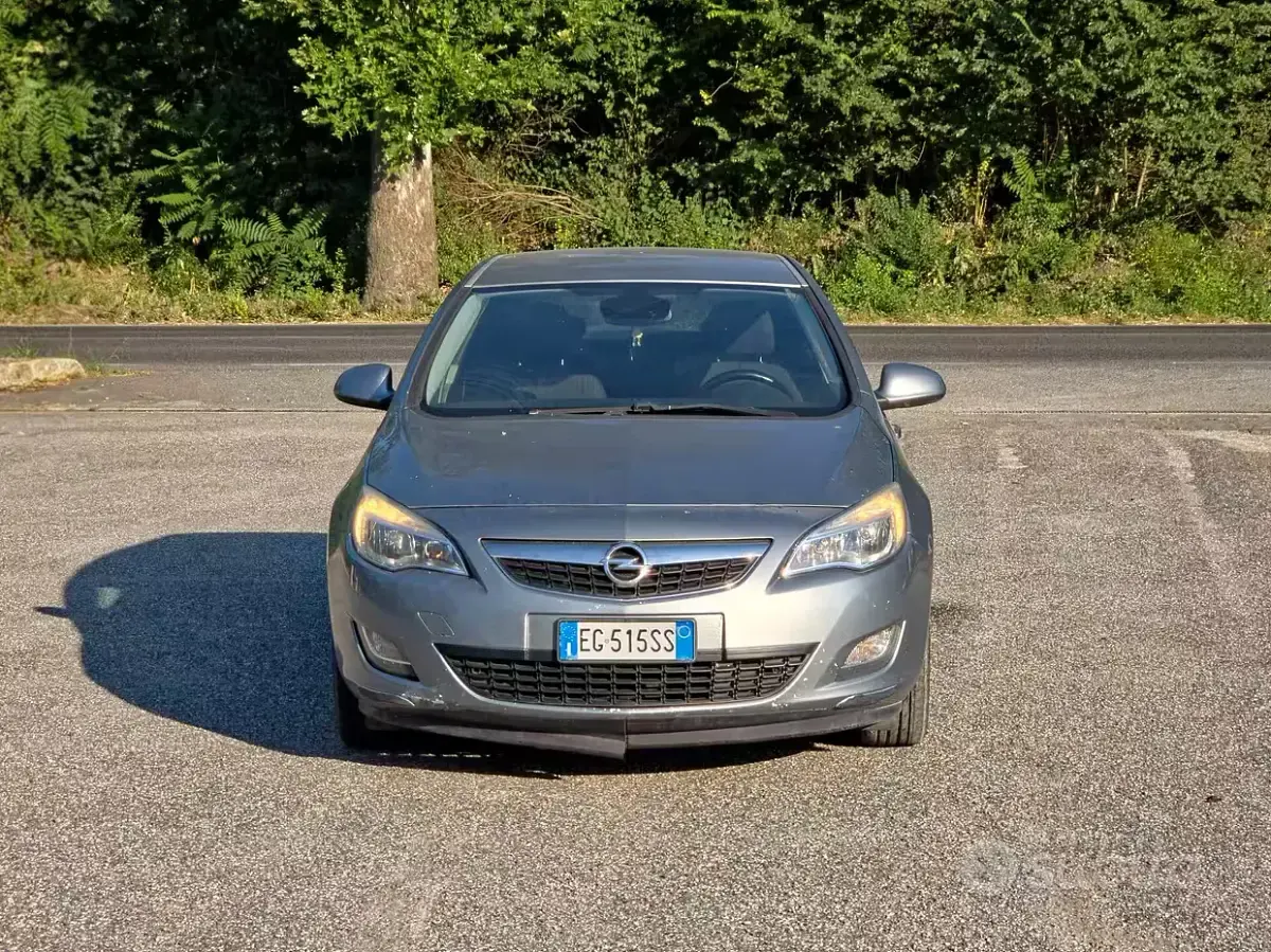 Usata Opel Astra Cosmo 110 CV (80 kW) 2011 Marrone Berlina