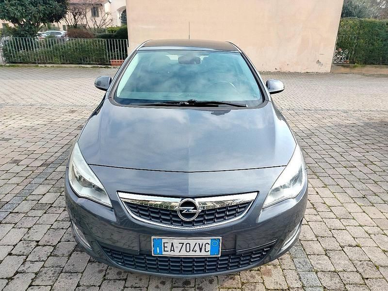 Usata Opel Astra Cosmo 116 CV (85 kW) 2010 Grigio Berlina
