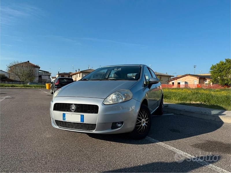 Usata Fiat Grande Punto Dynamic 77 CV (56 kW) 2009 Grigio Utilitaria