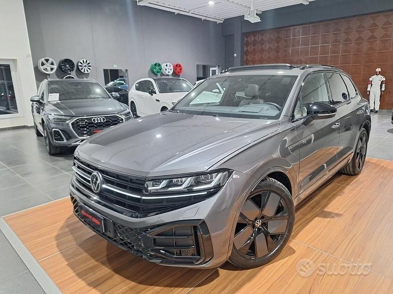 Usata VW Touareg R-line 231 CV (169 kW) 2024 Grigio SUV