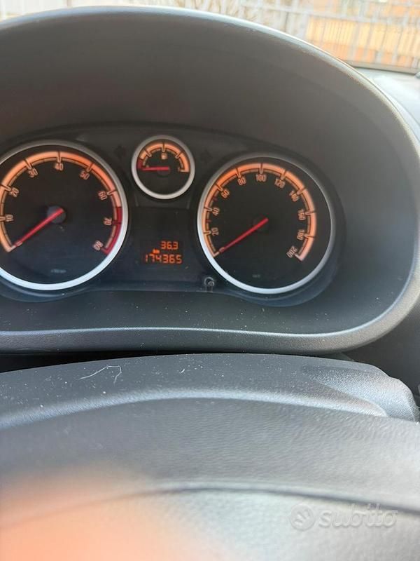 Usata Opel Corsa 2011 Nero Utilitaria