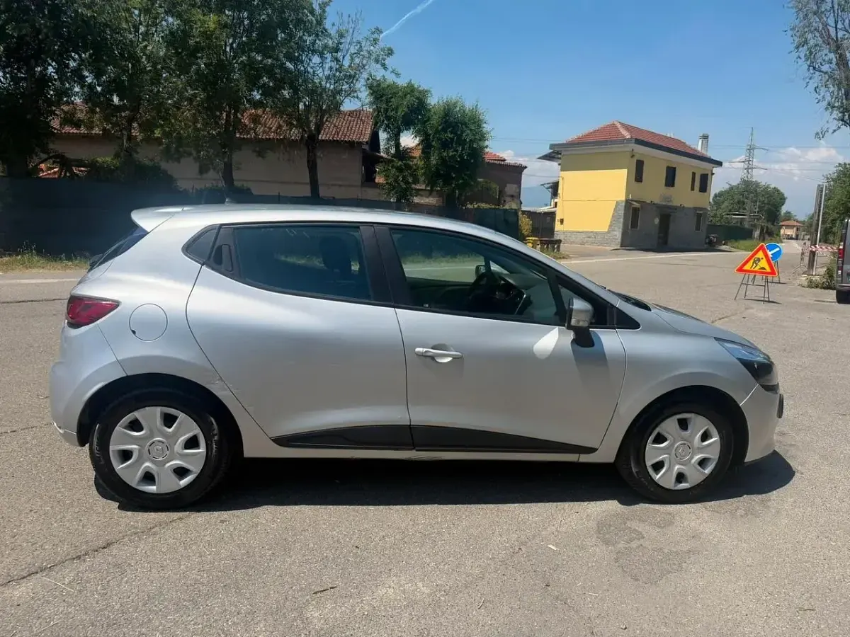 Usata Renault Clio IV 73 CV (53 kW) 2018 Argento Berlina