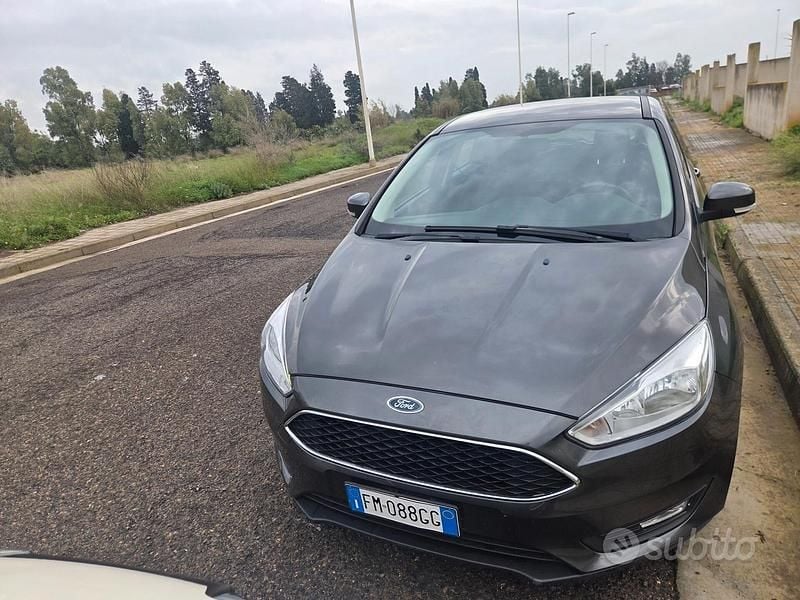 Grigio Usata 2017 Ford Focus Tre volumi | 6500 € (Super prezzo) - Immagine 1/4