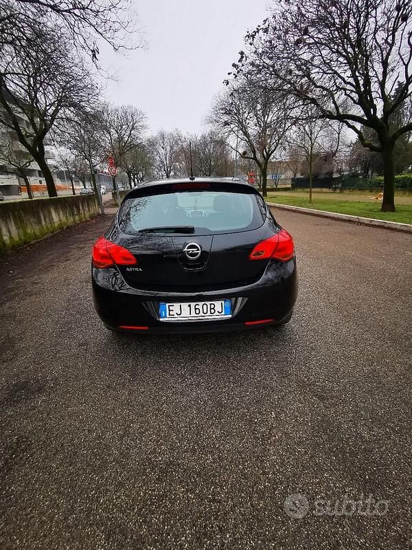 Nero Usata 2011 Opel Astra Berlina | 4300 € (Ottimo prezzo) - Immagine 1/4